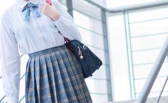 Akisoso秋楚楚：泳池Cos合集，只差一阵秋风吹动裙摆！