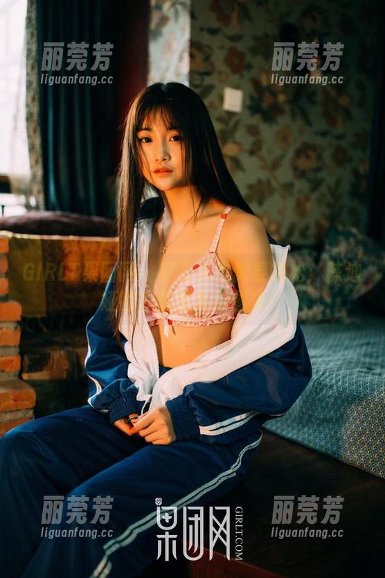 GIRLT果团网 - 打工人也需要放松：陈迪娅的办公室私拍图集！