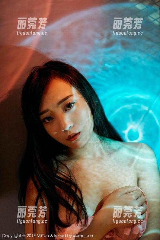 MiiTao蜜桃社 - 分享时刻！缇娜美Tinami的美图让你想知道：纯白外套下会不会悄悄藏着好几包零食呢？