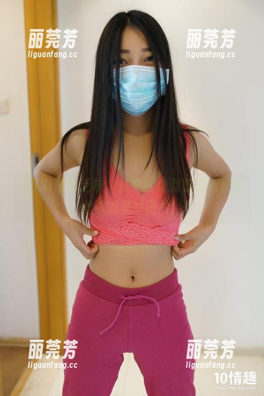 ROSI脱离乏味，快来在线浏览黑色长筒丝袜的美妙图片！