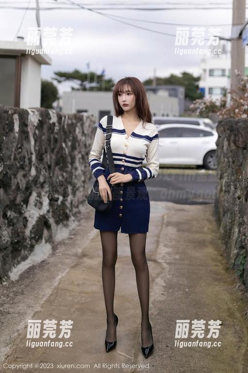 Xiuren秀人网 - 黑丝与FoxYini孟狐狸：定制图集中的腿部景观，ohmygod！