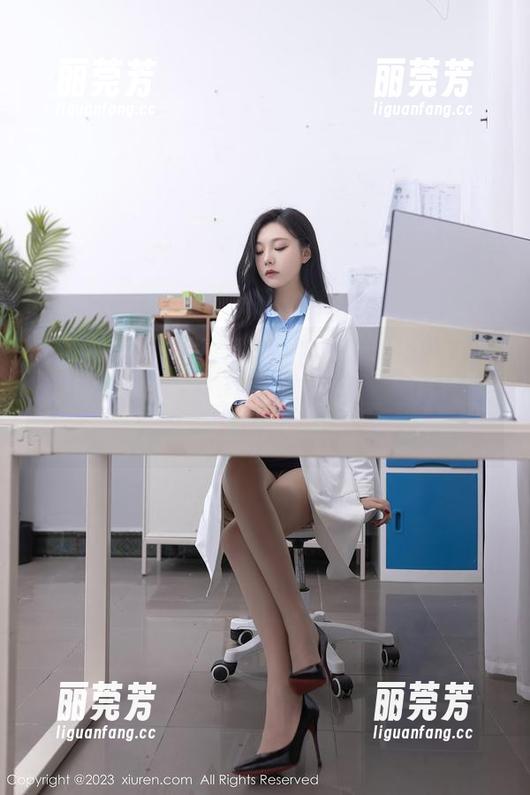 Xiuren秀人网 - 唐翩翩在职业装中游刃有余，图片一看便知道这不是她的第一场战斗