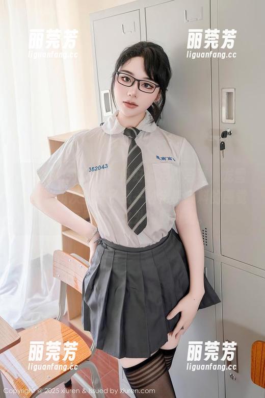 Xiuren秀人网 - 说好的定制写真，龙雪儿的这组灰丝给了我一种出乎意料的感觉，有种意料之外的吸引力。