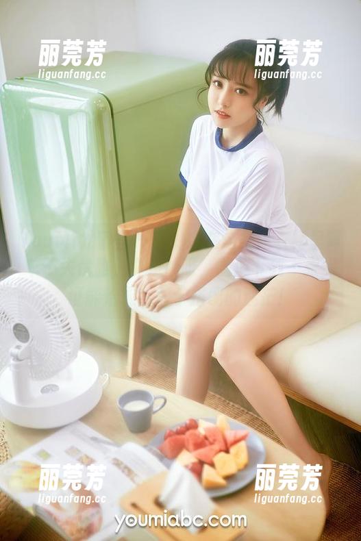 YouMi尤蜜荟 - 潘琳琳在这条连衣裙里简单不失优雅，真是妙呀，随便下载一张保证能治愈我对于搭配的迷茫！