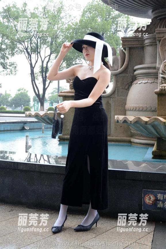 初夏女神-依依 初夏女神 - 裸足舒适,依依的图集分享——好像每个角落都要探个究竟