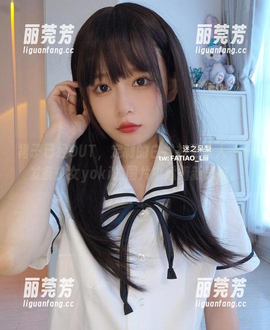 裙子已经OUT，定制的白衬衫更诱人——发条少女yoki的图片中透着新思维。