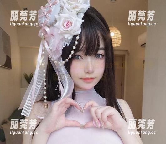 穿连衣裙的女主K，套图里的cos气息，阴差阳错的美感飘然而过。