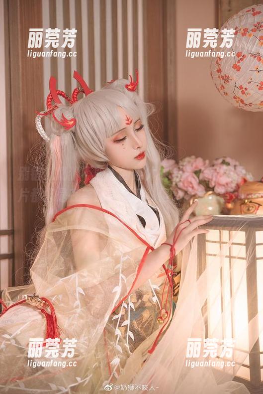 奶狮不咬人 别错过奶狮不咬人的连体衣合集,每张图片都像是在参加时装秀,但又总会出些小差错!
