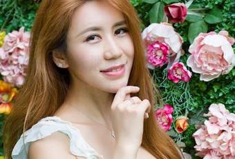 尤物馆 – 图库一瞥，泳池派对：孟狐狸FoxYini的日常竟是这样的fun！