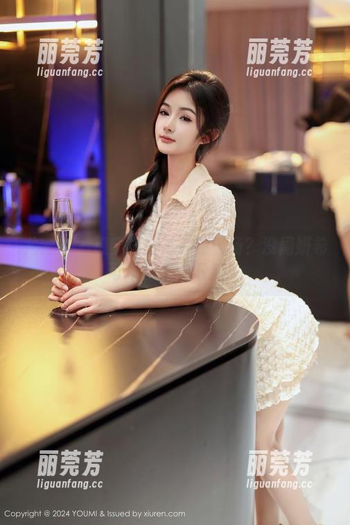 尤蜜荟 - 想穿上白衬衫的气场？没周妍希可不行，快下载！