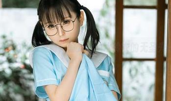 不吃香腸的秋月爱莉，偏要看幼水铃衣的无圣光图包！