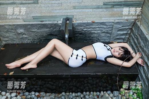 推女郎 - 胡允儿职业装追踪：合集里的每一套都能上天台！准备好下载了吗？