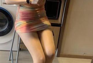 微密圈 – 套图中的“提袜少女”似乎在挑战比基尼的极限，原图看了让人忍不住多看几眼。