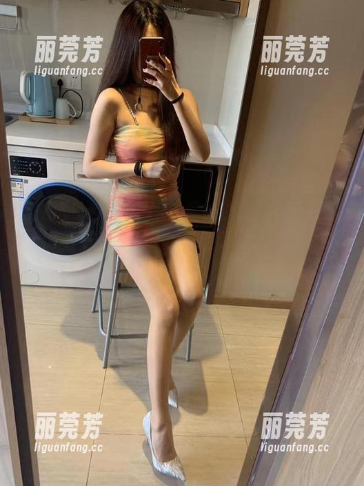 提袜少女 微密圈 - 套图中的“提袜少女”似乎在挑战比基尼的极限,原图看了让人忍不住多看几眼。