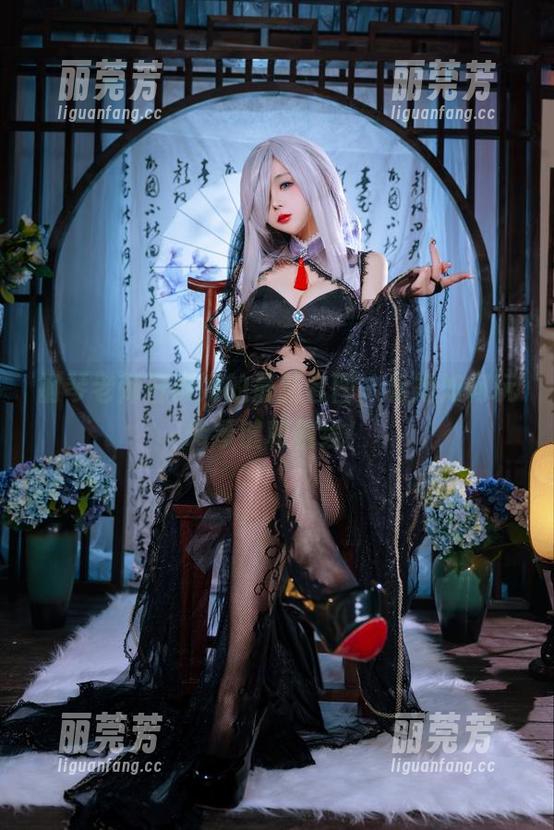 钢琴老师日奈娇的最新套图，看她如何玩转琴键和视线！