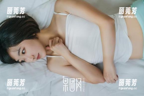 果团网-蜜桃Q妹儿 果团网 - 蜜桃Q妹儿的瑜伽图集:下载之余,您可能也会尝试个‘书卷气’的高难度姿势!