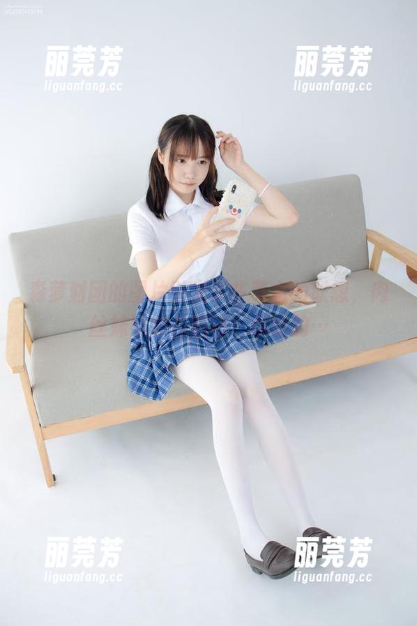 森萝财团的图片引发了些莫名的联想，肉丝妹妹的白船袜，你懂的…