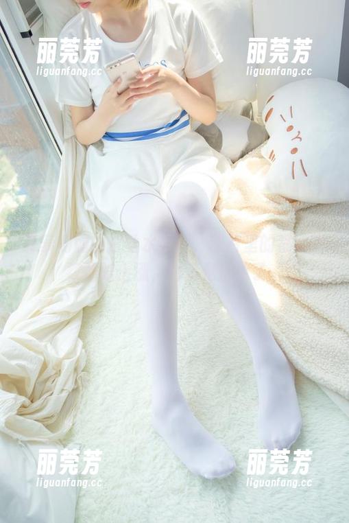 森萝财团的白丝水手服，照片里的祸水指数蹭蹭上涨，也算是别致了。