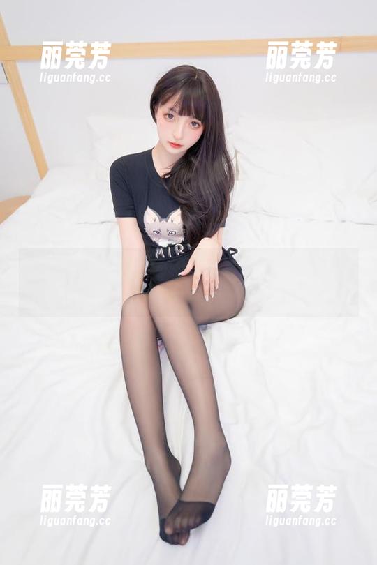 神楽坂真冬的眼镜写真合集：每一张都在挑逗我的想象力