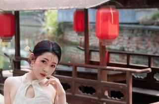 秀人网 – 红裙套图：夏晓Maggy把原图变成了流动的风景