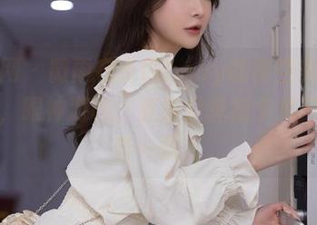 秀人网 – 微雨在小雨baby的镂空美图合集里，眼神游移，其实只想找个角落静静瞥一眼。