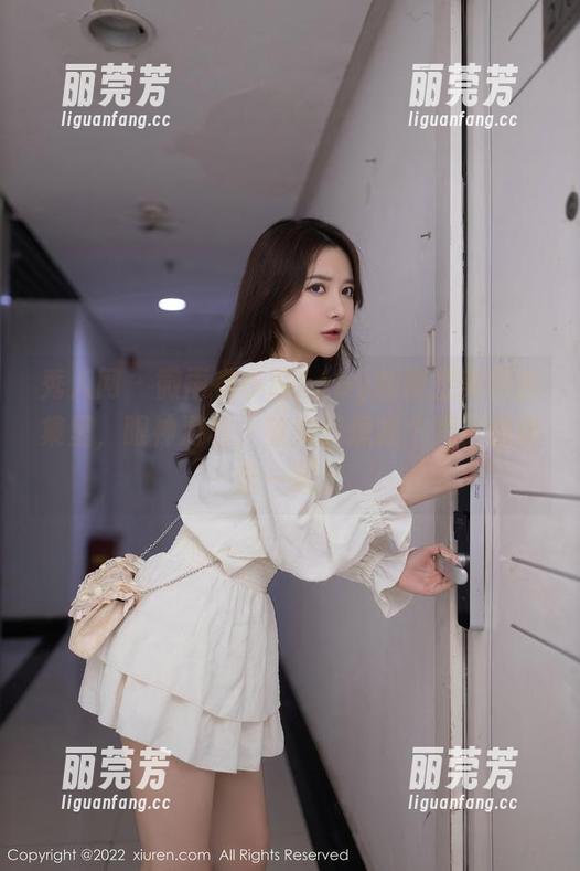 秀人网 - 微雨在小雨baby的镂空美图合集里，眼神游移，其实只想找个角落静静瞥一眼。