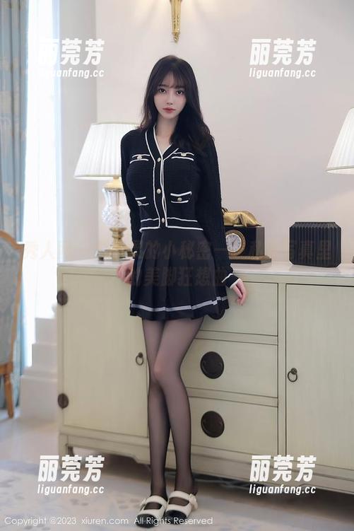 秀人网 - 赵万灵的小秘密——私房写真里的美脚狂想曲