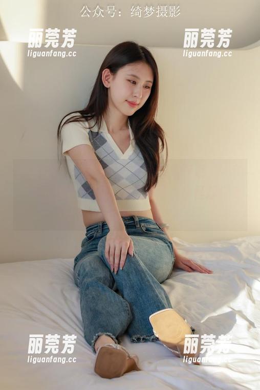 绮梦摄影 - 原图中的莹莹与牛仔裤，一种“不自觉”的墙面壁纸风格，奇怪却很舒服。