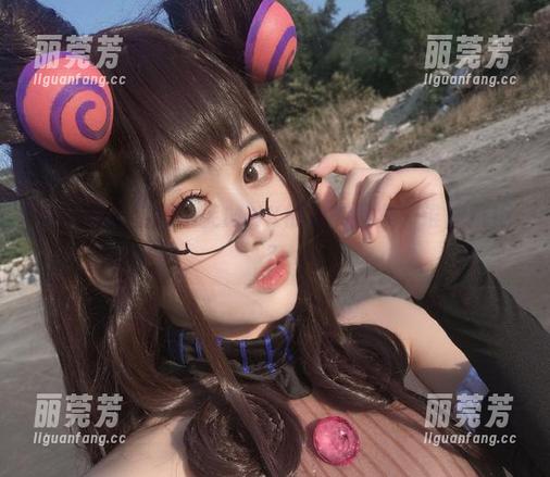 看！就是芊川一笑MNK的秘书图集，谁能抗拒？