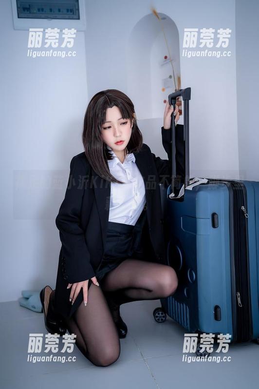裸足的蓝小沂KiKi，作品不简单，脚步里藏玄机。