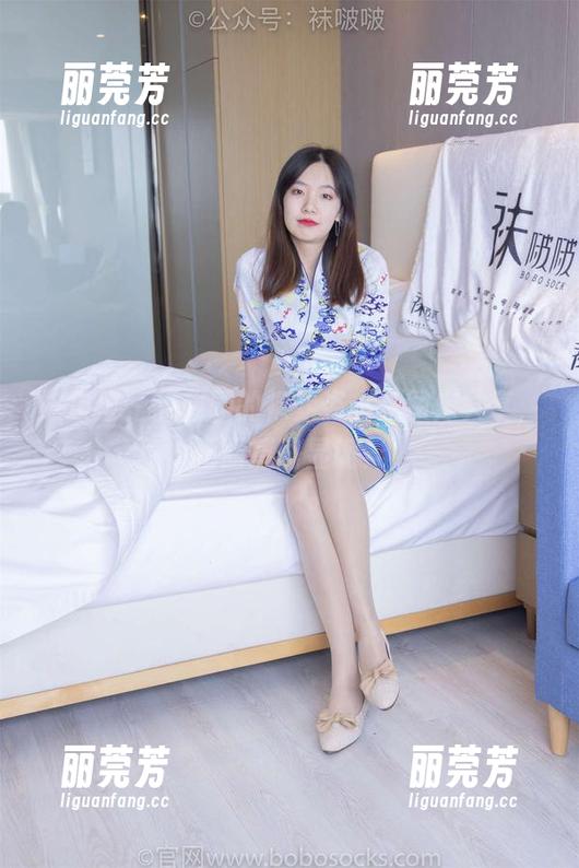 袜啵啵-甜甜圈 袜啵啵 - 甜甜圈的裸足姿态在图库共享,画面感略显诡异
