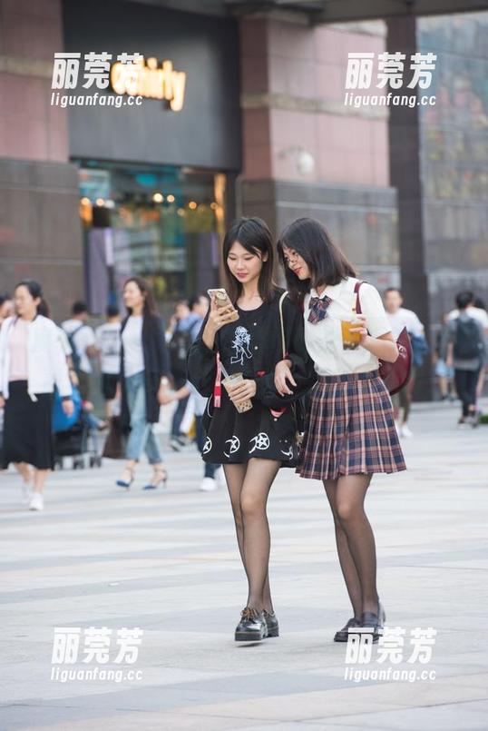 魔镜街拍 - 阳光下的休闲时刻，婷婷全套薄丝OL之美，赶紧下载，绝对不后悔！