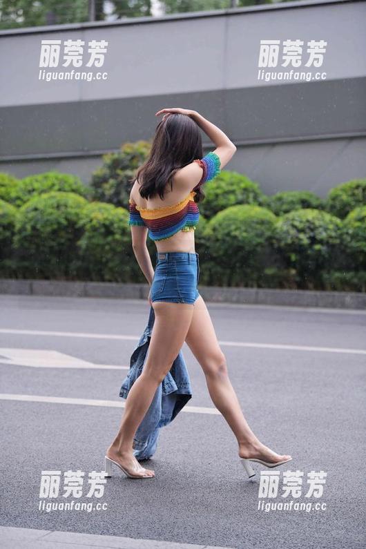 魔镜街拍 跳跃的风,魔镜街拍全套图集里的滑板热裤小妹让人愉悦。